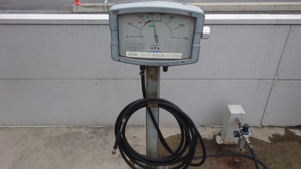 セルフのガソリンスタンドで空気圧を入れる方法を紹介 クルマーク ねもなお